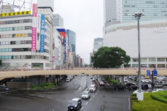 北側に伸びる駅前通。ハピナ名掛丁商店街、クリスロード商店街などアーケード街があります。