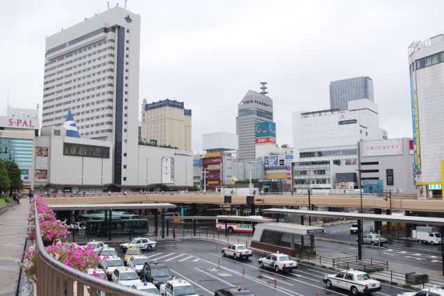 南西側にもビル群が続きます。