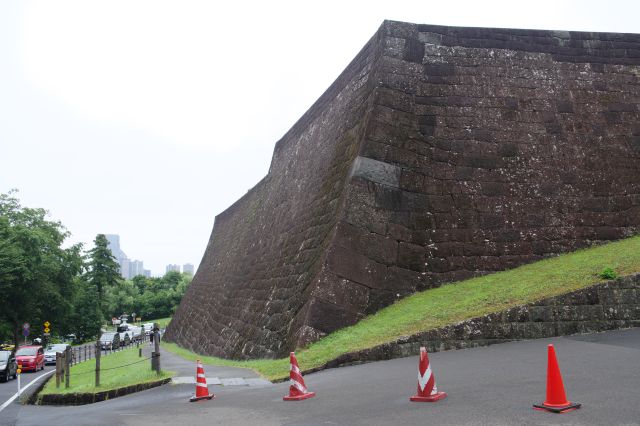 入口前の大きな石垣は見所です。