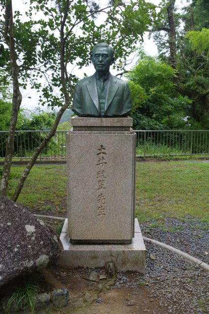 仙台出身の土井晩翠の像と荒城の月の碑があります。