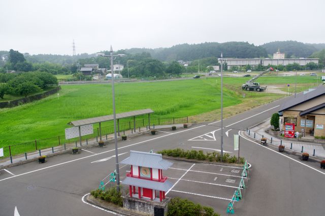 多賀城駅からゆるい丘陵地帯の多賀城跡を望む。周辺はのどかな田舎感。