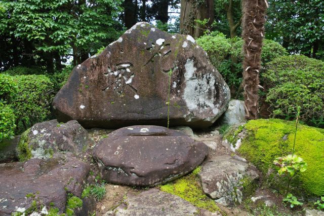 花の供養塔の花塚。