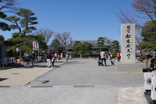 大名町通りの突き当り、松本城交差点から入城します。