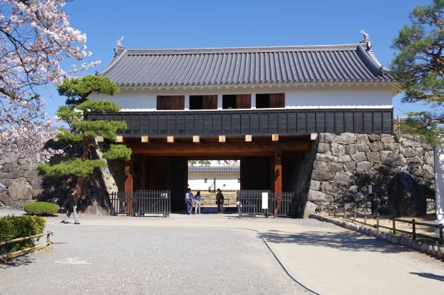 再建された大きな太鼓門。太鼓の音が聞こえてきます。