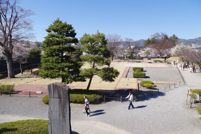 太鼓門から二の丸御殿跡を望む。