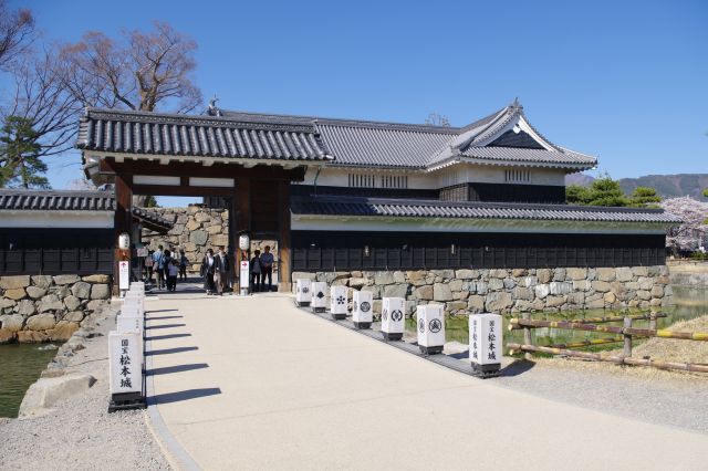 再建された立派な黒門。