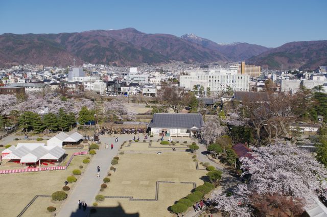 東側の本丸御殿跡。街の先に山並みがきれい。