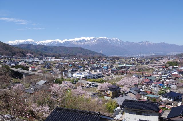 道路と合流する地点、天気が良く、街や南アルプスの良い景色！