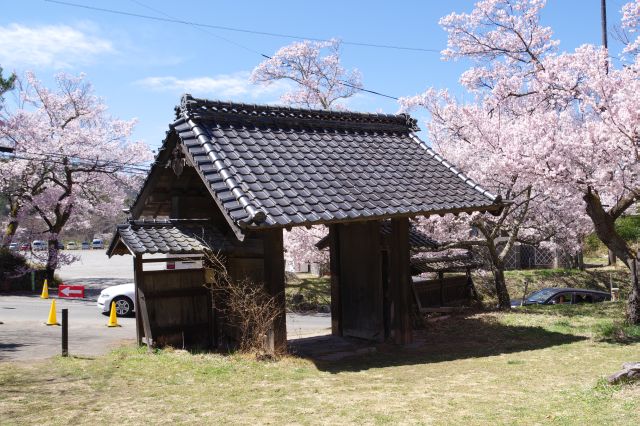 元高遠城楼門があります。