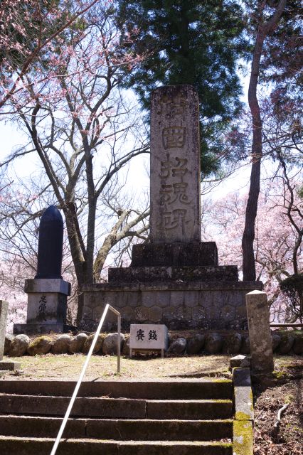 靖国招魂碑、戦没者の石碑があります。