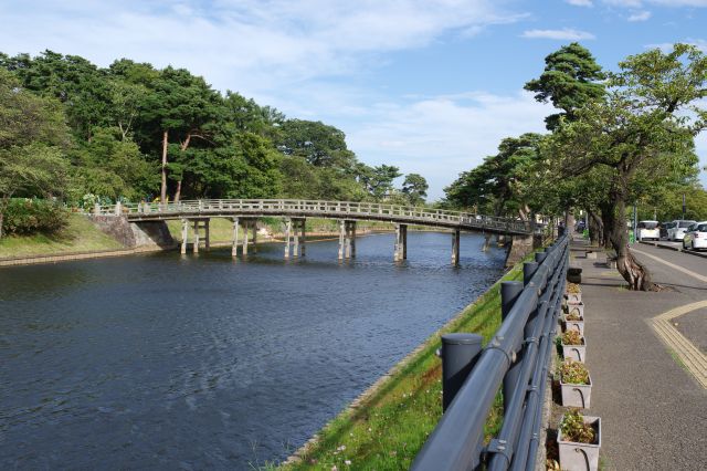 堀沿いに進むと極楽橋があります。