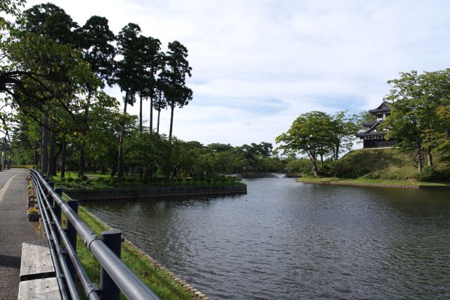 堀の周りは木々が茂る憩いの公園。静かで穏やか、風の葉の音が心地よい。