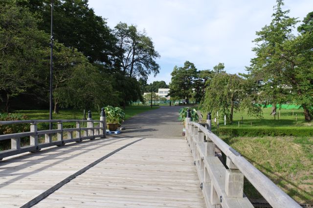 橋の先は本丸跡で中学校になっています。