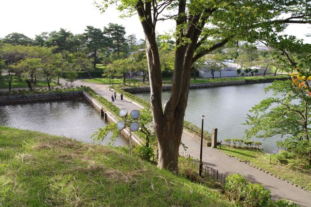 西側の堀を渡る通路、その先は公園が広がります。