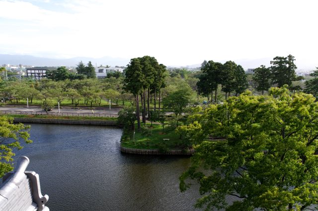 南側に広がる公園。