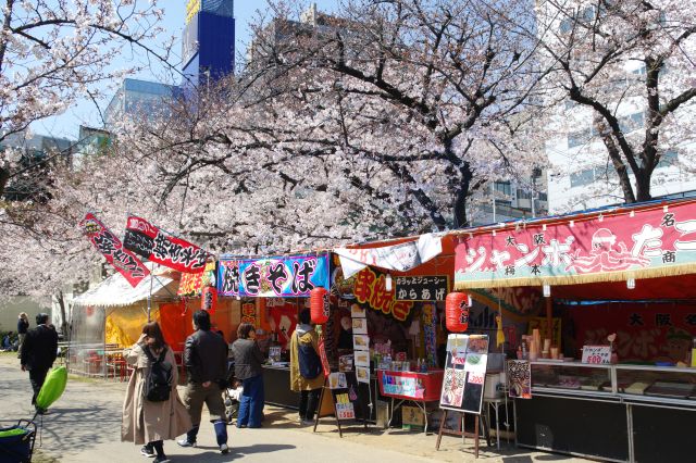 出店もありにぎわう川沿い。