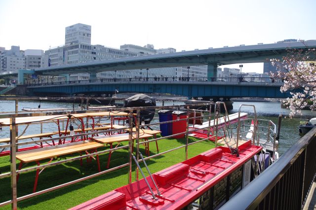 渡ってきた天満橋。川沿いには複数の遊覧船が停泊。