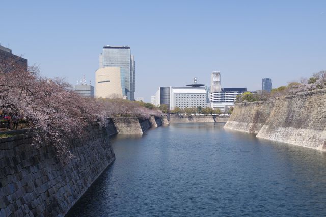 とても幅広い大きな堀。