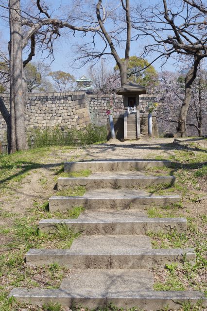 天守閣を望める南側にある祠。