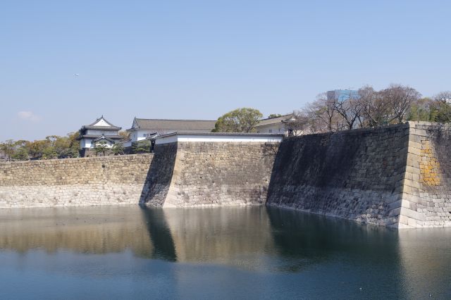 大手門付近の堀と石垣。