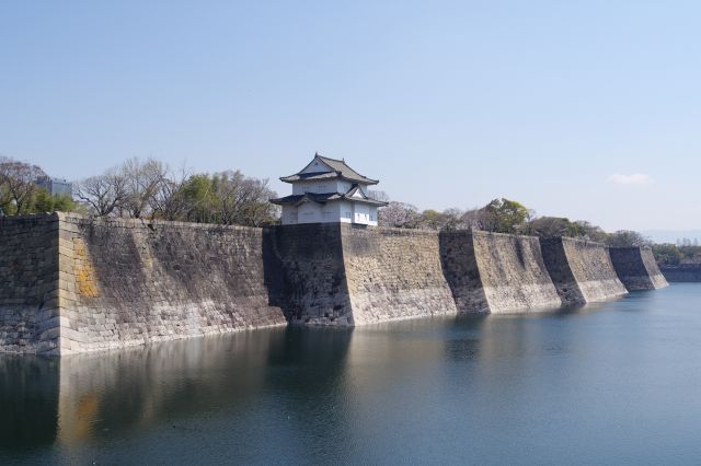 本当に広大な堀と大きな石垣。