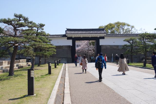 桝形虎口の大手門、最初の高麗門をくぐります。