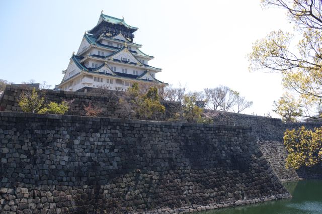 大きな石垣の上に立つ立派な天守閣。視線が集まります。