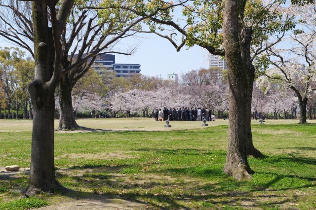 広場の中央では何かのイベントで集まる人々。