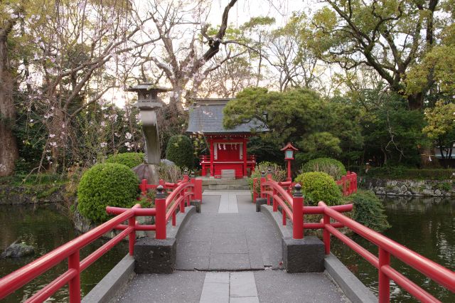 左側に厳島神社。