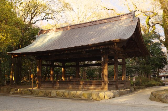 右手には芸能殿。