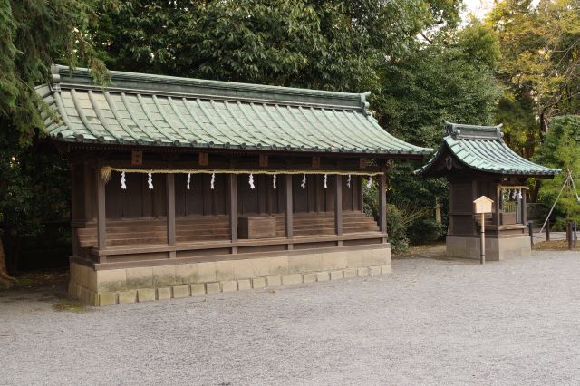 左側に見目神社。