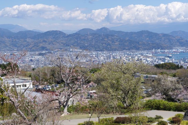 清水の街並み。その先の山々がダイナミック。