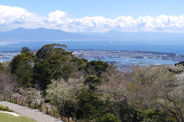 三保の松原と伊豆半島の山々。