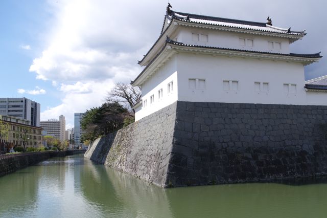 石垣に立つ再建された巽櫓。