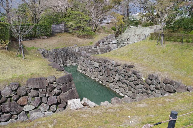 北東側には二ノ丸水路。