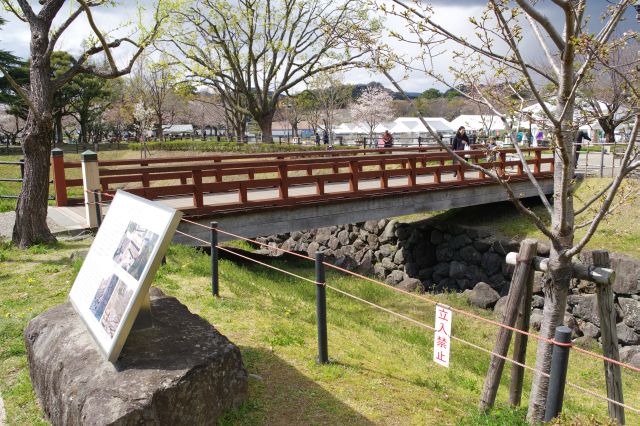 水路を渡る橋。