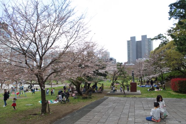 桜の下では親子連れでにぎわいます。