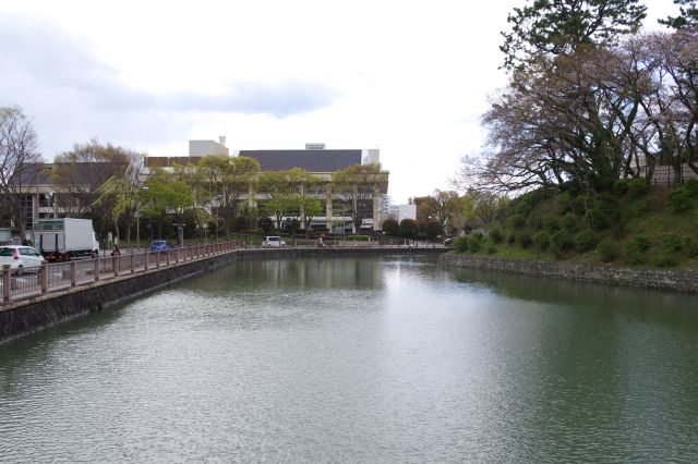 北門へ。広い堀の外は体育館や文化会館。