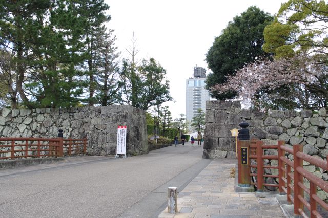 石垣の切れ目の北門。