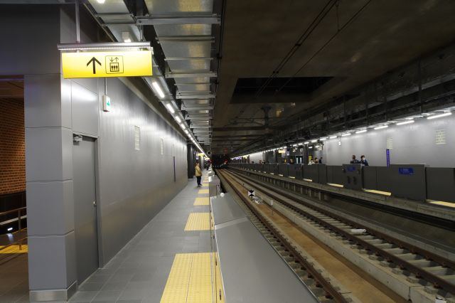 真新しい地下ホームの駅。