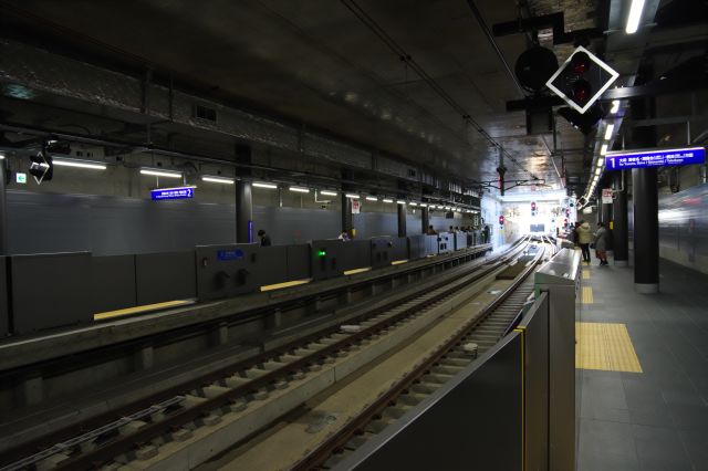 真新しい地下ホームの駅。