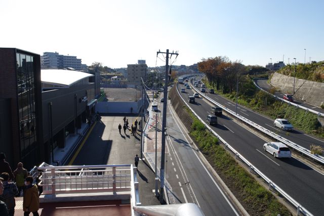 歩道橋から南側。商業施設はなく、環状2号線の車が行き交う。