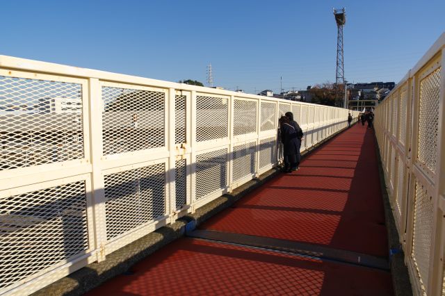 幅広い貨物駅を越える歩道を進みます。