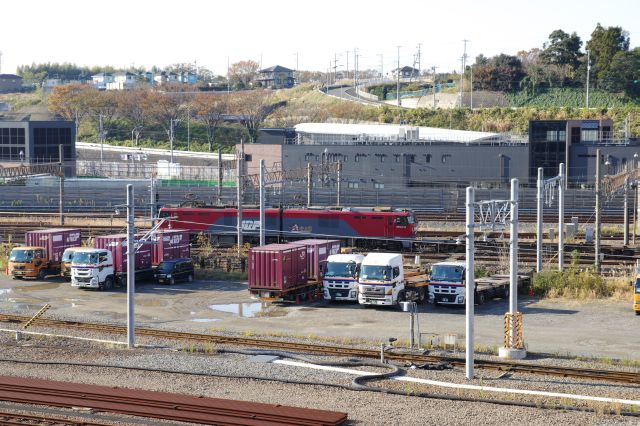 羽沢横浜国大駅の横で停車しました。