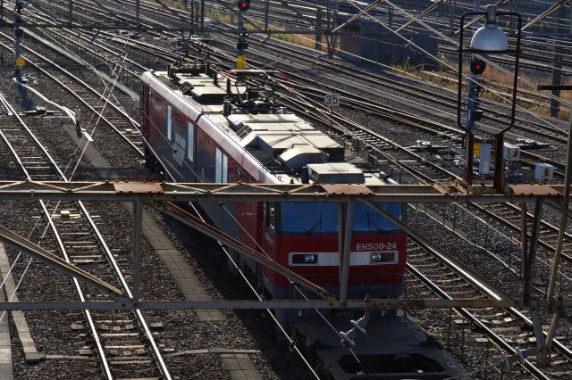 重厚な貨物列車の機関車。