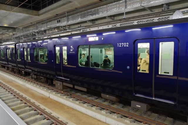 駅に戻ります。ネービーブルーの相鉄線の車両