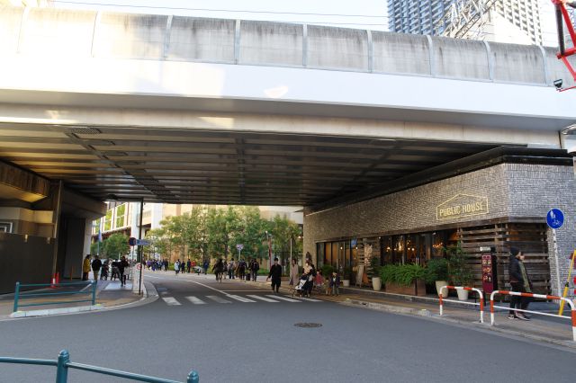 東急線を境に雰囲気が一変します。