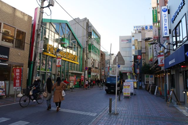 西側は低層の雑居ビルが並ぶ昔ながらの町並み。