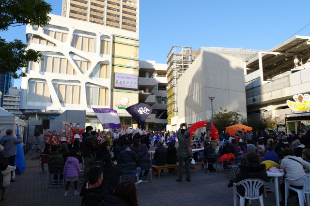 駅前広場はイベントでにぎわいます。