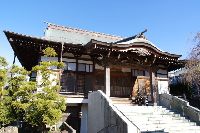 本堂からはお経が聞こえてきます。